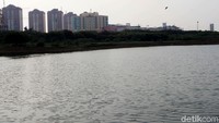 Air waduk tampak bersih.