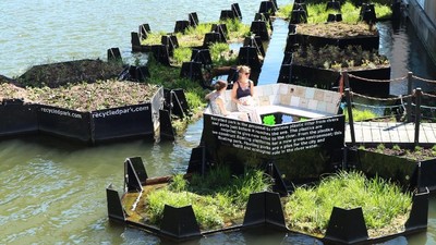 Foto: Taman Terapung dari Sampah Daur Ulang