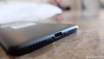 Terdapat USB type C, tapi Xiaomi menanggalkan jack audio 3,5 mm. Foto: Dhani Irawan/Detikcom