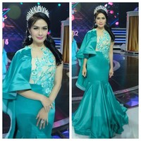 Iis Dahlia mengkritik penampilan peserta audisi kontes dangdut yang dianggap terlalu apa adanya. Gara-gara kritiknya itu dia malah panen kritikan balik karena dianggap memberikan komentar yang terlalu nyinyir. Bagaimana gaya Iis sendiri saat di panggung dangdut? Dari foto-foto yang diunggahnya ke media sosial terlihat Iis selalu tampil heboh. Foto: Dok. Instagram/isdadahlia