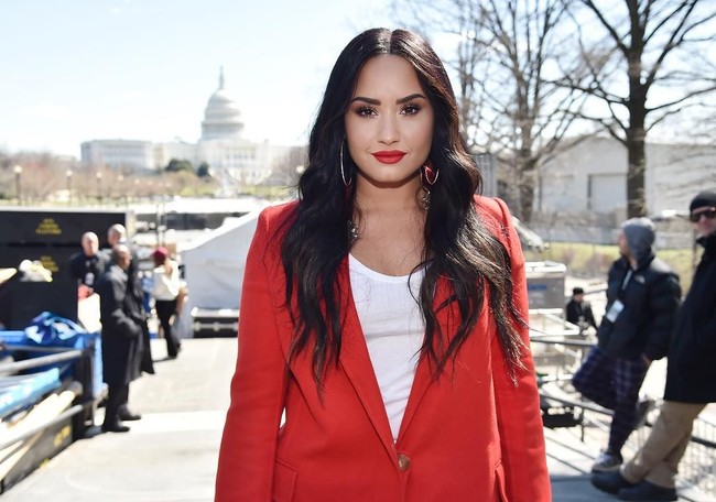 Ia pun tak jarang tampil semi formal untuk acara-acara tertentu. Foto: Instagram @ddlovato