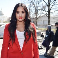 Ia pun tak jarang tampil semi formal untuk acara-acara tertentu. Foto: Instagram @ddlovato