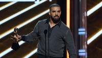 Dilansir Forbes, Drake termasuk rapper yang karirnya melejit. Rapper 32 tahun ini punya kekayaan US$ 150 juta atau setara Rp 2,1 triliun/Foto: Getty Images