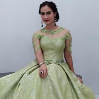 Iis Dahlia bergaya heboh serba hijau untuk acara Kontes Dangdut Indonesia (KDI). Dia memakai anting panjang berdetail fringe yang senada dengan ball gown warna hijaunya. Foto: Instagram @ isdadahlia
