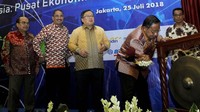 Darmin memukul gong tanda dibukanya acara ini. Pool/Bappenas.