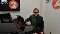 Elton John seorang penyanyi dunia yang terkenal di tahun 70an dan 80an ini mengalami overdosis pada tahun 1975 ketika mengadakan pesta dirumahnya. (Foto: BBC)