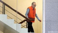 Johannes yang mengenakan kemeja biru terlihat tiba sekitar pukul 10.00 WIB. Ia langsung masuk ke Gedung Merah Putih KPK.