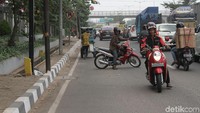 Mereka berputar dan melawan arah melihat kerumunan polisi yang akan melakukan razia.