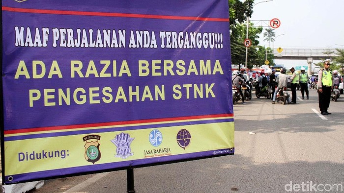 Polisi bersama Badan Pajak dan Retribusi Daerah melakukan razia bersama di Jalan Lingkar Luar, Jakarta Barat. Polisi merazia pengendara yang telat pajak.