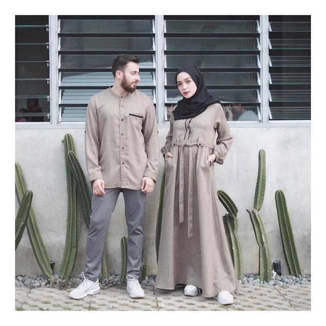 Hamidah Rachmayanti memakai busana berbahan dan berwarna yang sama persis dengan suaminya. Tampilan Hamidah ini bisa dipilih untuk acara spesial seperti undangan pernikahan.  Foto: Instagram/Hamidahrachmayanti