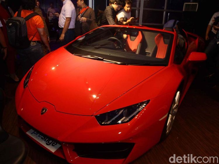 Lamborghini Huracan Spyder Mengaspal di Jakarta