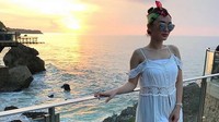 Kenakan dres putih, kira-kira di mana nih Neng? Foto: Dok. Instagram/zaskia_gotix