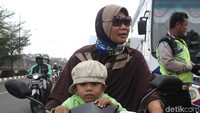 Petugas Unit Pelayanan Pajak Kendaraan Bermotor dan Bea Balik Nama Kendaraan Bermotor (PKB dan BBN-KB) telah selesai menjalankan operasi tilang para penunggak pajak kendaraan di Jalan Lingkar Luar Barat, Rawa Buaya, Cengkareng, Jakarta Barat. Total ada 36 kendaraan yang menunggak pajak.