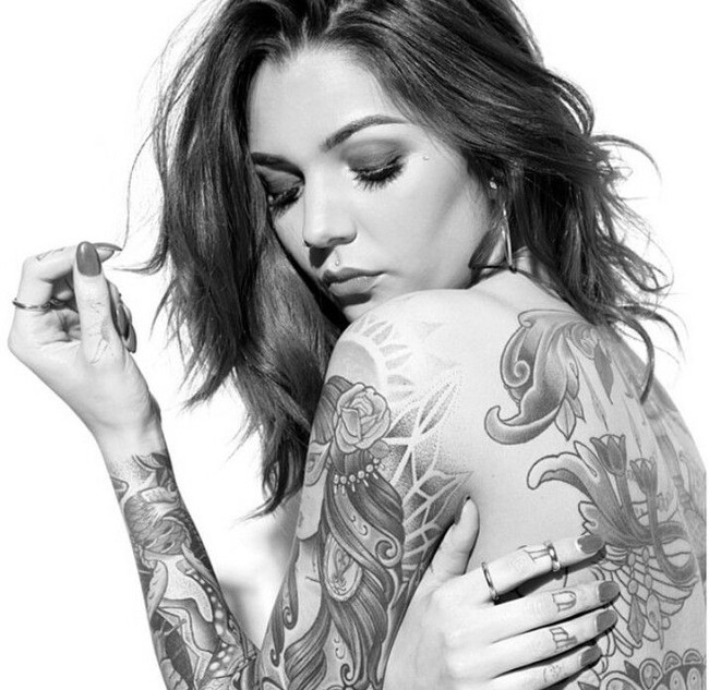 Darylle Sargeant dikenal setelah membintangi reality show Love Island. Di balik wajahnya yang manis dan tampilannya yang feminin, cewek 24 tahun ini punya tato sangar yang menghiasi hampir seluruh bagian tubuhnya. Foto: instagram (@daryllleee)