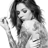 Darylle Sargeant dikenal setelah membintangi reality show Love Island. Di balik wajahnya yang manis dan tampilannya yang feminin, cewek 24 tahun ini punya tato sangar yang menghiasi hampir seluruh bagian tubuhnya. Foto: instagram (@daryllleee)