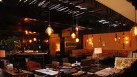 Tepat Desember tahun lalu, penyanyi berusia 24 tahun itu tertangkap kamera mengunjungi restoran The Nice Guy di West Hollywood bersama Kourtney Kardashian. Foto: Istimewa