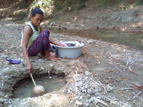 Di Grobogan, Warga Gali Dasar Sungai Mengering untuk Cari Air