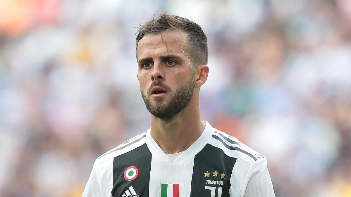 Pep Guardiola tidak tertarik dengan Miralem Pjanic. (Foto: Emilio Andreoli/Getty Images)