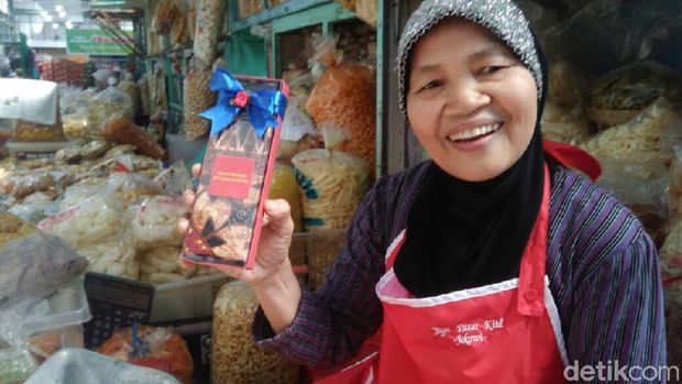 pedagang dapat suvenir dari Jokowi