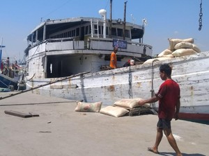 Kisah Warga Sulsel 16 Jam Naik Kapal Hanya untuk Beli Beras