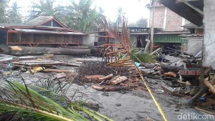 Gelombang Pasang Rusak Rumah Makan di Pantai Kaur Bengkulu