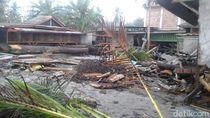 Gelombang Pasang Rusak Rumah Makan di Pantai Kaur Bengkulu Gelombang Pasang Rusak Rumah Makan di Pantai Kaur Bengkulu