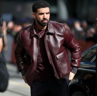 Drake tampak gagah dalam balutan jaket kulit marun saat menyambangi Toronto Film Festival 2017. (Foto: Getty Images)