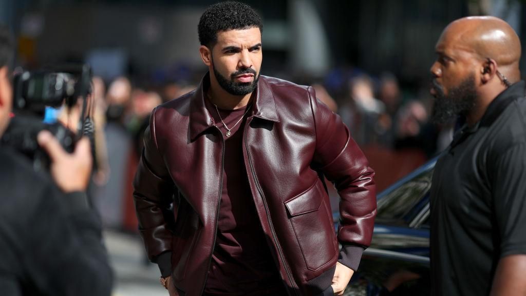 Mewah, Drake Pakai Pelindung iPhone Seharga Rp 5,6 Miliar Mewah, Drake Pakai Pelindung iPhone Seharga Rp 5,6 Miliar
