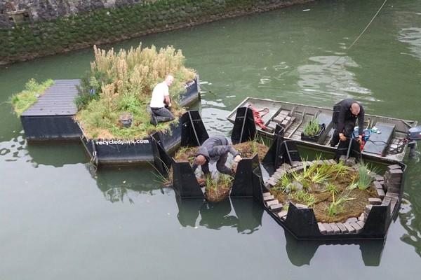 Taman ini terdiri dari sejumlah blok segi enam yang bisa menjadi lahan terapung untuk ditanami tumbuhan hijau (Recycled Park/Facebook) Taman ini terdiri dari sejumlah blok segi enam yang bisa menjadi lahan terapung untuk ditanami tumbuhan hijau (Recycled Park/Facebook)