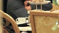 Di instagram ini juga ada postingan lama saat Suri masih kecil mungil. Ia ada di pelukan ayahnya saat momen ngeteh sore. Foto: instagram @suricruise.official