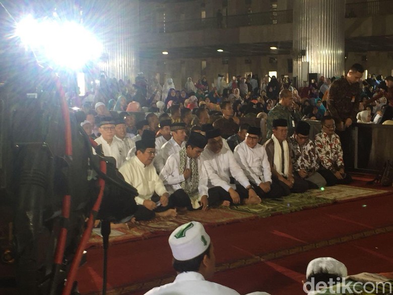 Wakapolri dan Ustaz Somad Hadiri Pengajian DMI di Masjid Istiqlal Wakapolri dan Ustaz Somad Hadiri Pengajian DMI di Masjid Istiqlal