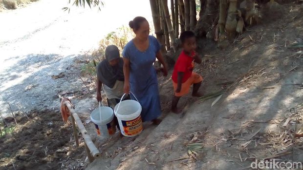 Di Grobogan, Warga Gali Dasar Sungai Mengering untuk Cari Air