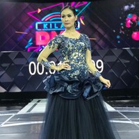 Iis Dahlia terlihat mengenakan gaun yang sungguh meriah sat menjadi juri kontes dangdut. Bagian body gaun dihiasi bordir dan payet. Dan pada area pinggangnya dipenuhi ruffle sehingga membuat Iis terlihat lebih berisi.  Foto: Instagram @ isdadahlia