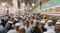 Puluhan ribu jemaah dari berbagai belahan dunia sudah tiba di Madinah. Masjid Nabawi jadi pusat aktivitas ibadah. Dan, Raudhah atau dalam Alquran disebut Taman Surga yang berada di dalam kompleks masjid, selalu jadi pusat perhatian.