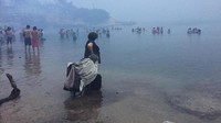 Beberapa warga Yunani terpaksa menyelamatkan diri ke laut demi menghindari kebakaran ini. Kekeringan parah yang melanda Yunani disebut menjadi penyebab kebakaran dahsyat yang meluas dengan cepat akibat angin kencang. Foto: KALOGERIKOS NIKOS/via REUTERS
