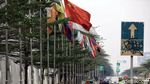 Bendera Lusuh Peserta Asian Games Berkibar di Jalanan Jakarta