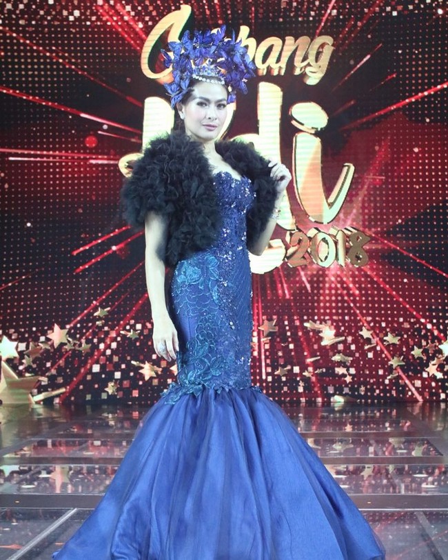 Ini adalah salah satu penampilan terheboh Iis Dahlia ketika menjadi juri kontes dangdut. Memakai gaun rancangan Hengky Kawilarang, gaya Iis terlihat heboh dengan tambahan bolero dan hiasan kepala. Foto: Instagram @ isdadahlia
