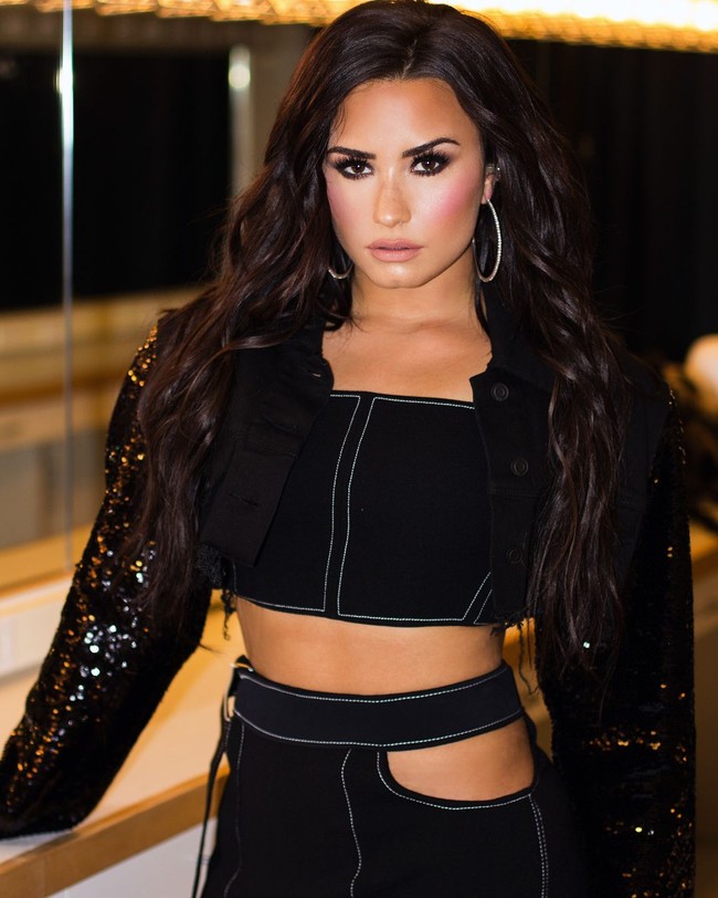 Dalam berbagai kesempatan, Demi sering memakai setelan yang menunjukkan perut datarnya. Foto: Instagram @ddlovato