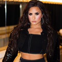 Dalam berbagai kesempatan, Demi sering memakai setelan yang menunjukkan perut datarnya. Foto: Instagram @ddlovato