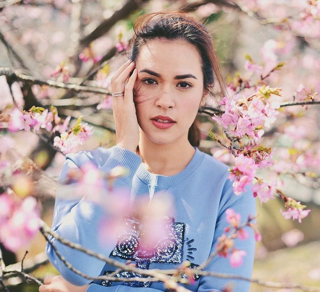 Pose foto sakit kepala kini jadi tren baru di media sosial, terutama Twitter dan Instagram. Sejumlah influencer termasuk selebriti memperlihatkan gaya sakit kepala ini untuk memberi efek wajah tampak lebih muda. Raisa termasuk salah satu artis yang pernah mengunggah foto dirinya dengan pose yang juga dinamai pose migrain ini. Foto: Instagram
