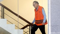 Selain Rp500 juta, KPK menduga ada penerimaan sebelumnya, yakni pada bulan Desember 2017 sebesar Rp2 miliar, Maret 2018 sebesar Rp2 miliar, dan Rp300 juta pada 8 Juni 2018. Semua pemberian tersebut diduga melibatkan staf maupun anggota keluarga para tersangka.