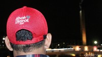 Beberapa di antara mereka memakai topi bertuliskan Ahok-Djarot.