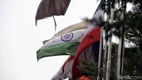 Hampir seluruh bendera berbagai negara peserta Asian Games 2018 berwarna kusam. Namun menurut keterangan camat di daerah itu pemasangan bendera kemungkinan dilakukan oleh pihak pusat dan bukan dari Pemprov DKI Jakarta.
