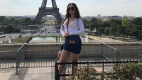 Mengenakan baju putih dan celana jeans, Neng Gotik lagi di Paris nih. Foto: Dok. Instagram/zaskia_gotix