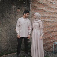 Dwihanda dan suaminya Muhammad Putra tampak matching mengenakan busana bernuansa khaki. Tak harus berdesain sama, Dwhanda tampil feminin dengan aksen lace pada gaunnya, sedangkan sang suami mengenakan baju koko berwarna senada tanpa aksen berlebihan. Foto: Instagram/Dwihanda
