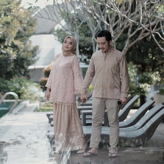 Tren baju couple di era ini berbeda dengan awal tahun 2000-an. Jika dulu busana sarimbit identik dengan desain, potongan, hingga motif busana yang sama, lain dengan tren sekarang. Foto: Instagram/NabilaHatifa