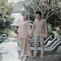 Tren baju couple di era ini berbeda dengan awal tahun 2000-an. Jika dulu busana sarimbit identik dengan desain, potongan, hingga motif busana yang sama, lain dengan tren sekarang. Foto: Instagram/NabilaHatifa