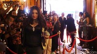 Pemeran Sarah itu tampak menawan dan elegan dengan dress hitam.
