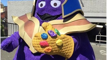 Cosplayer Banana Steve membuat kostum yang menggabungkan karakter Grimace yang merupakan salah satu maskot McDonald dengan Thanos, antagonis di Avengers: Infinity War. Kreasinya ini disebut Grimos. Foto: Instagram @McVengers
