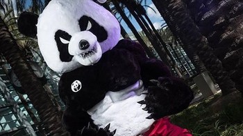 Cosplayer Doccane membuat kostum yang menggabungkan Hulk dengan waralaba fast food Panda Express. Ciptaannya ini disebut Incredible Panda Express. Foto: Instagram @McVengers